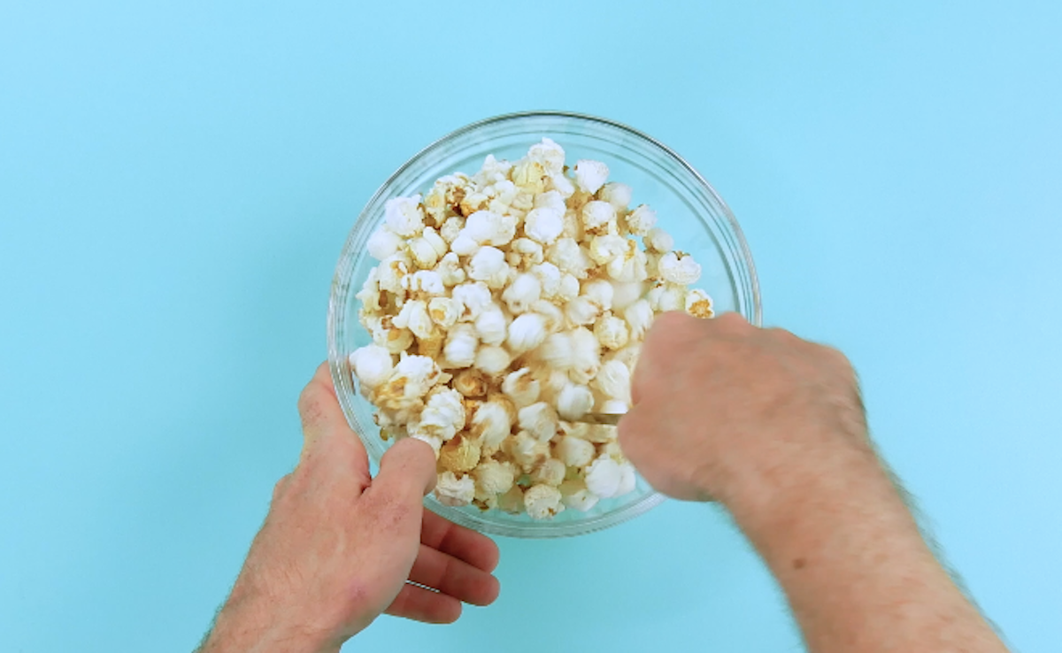 mélanger les popcorn avec la guimauve