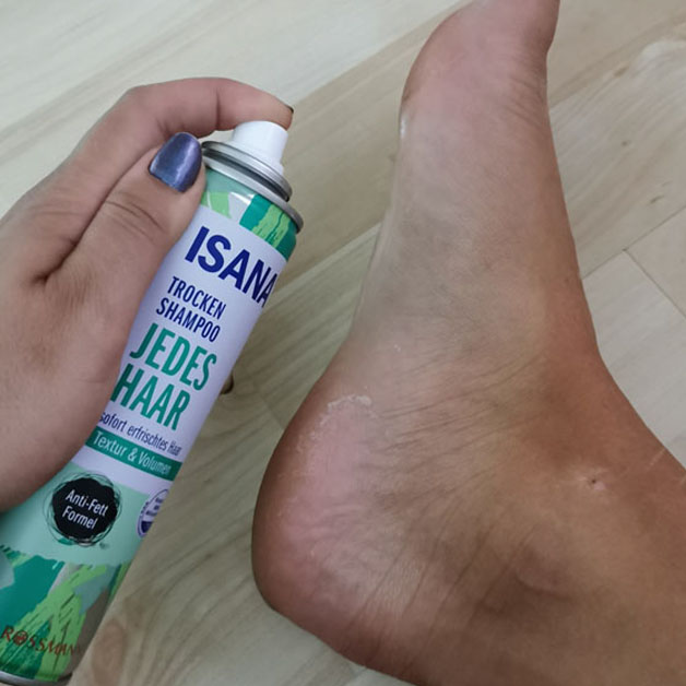 asperger les pieds de shampoing sec