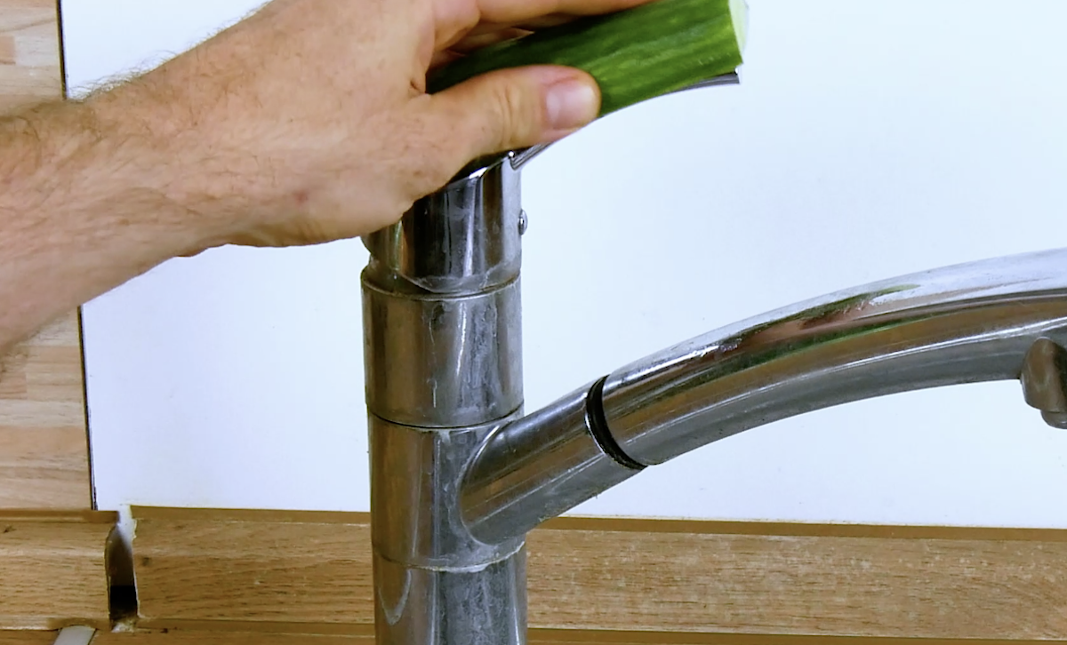Nettoyer les robinets entartrés avec un concombre