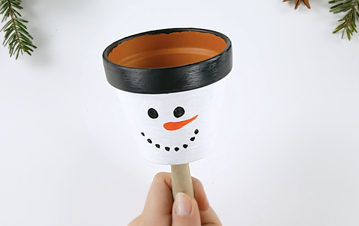 dessiner un bonhomme de neige sur un pot de fleurs