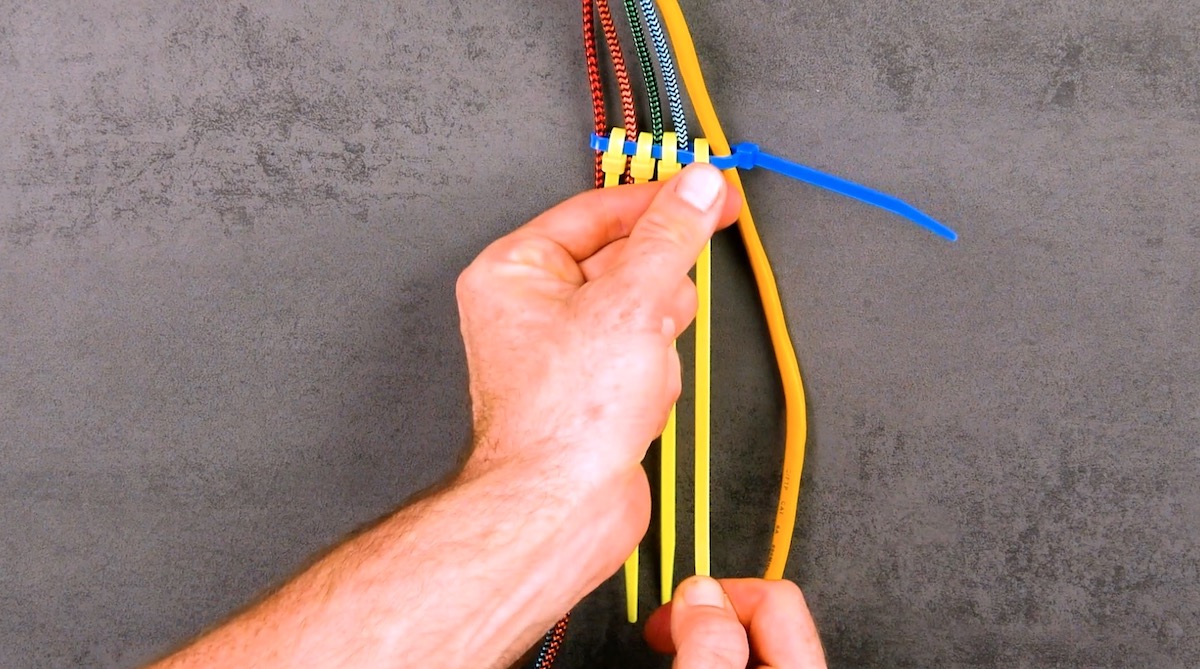 Organiser les câbles avec des serre-câbles