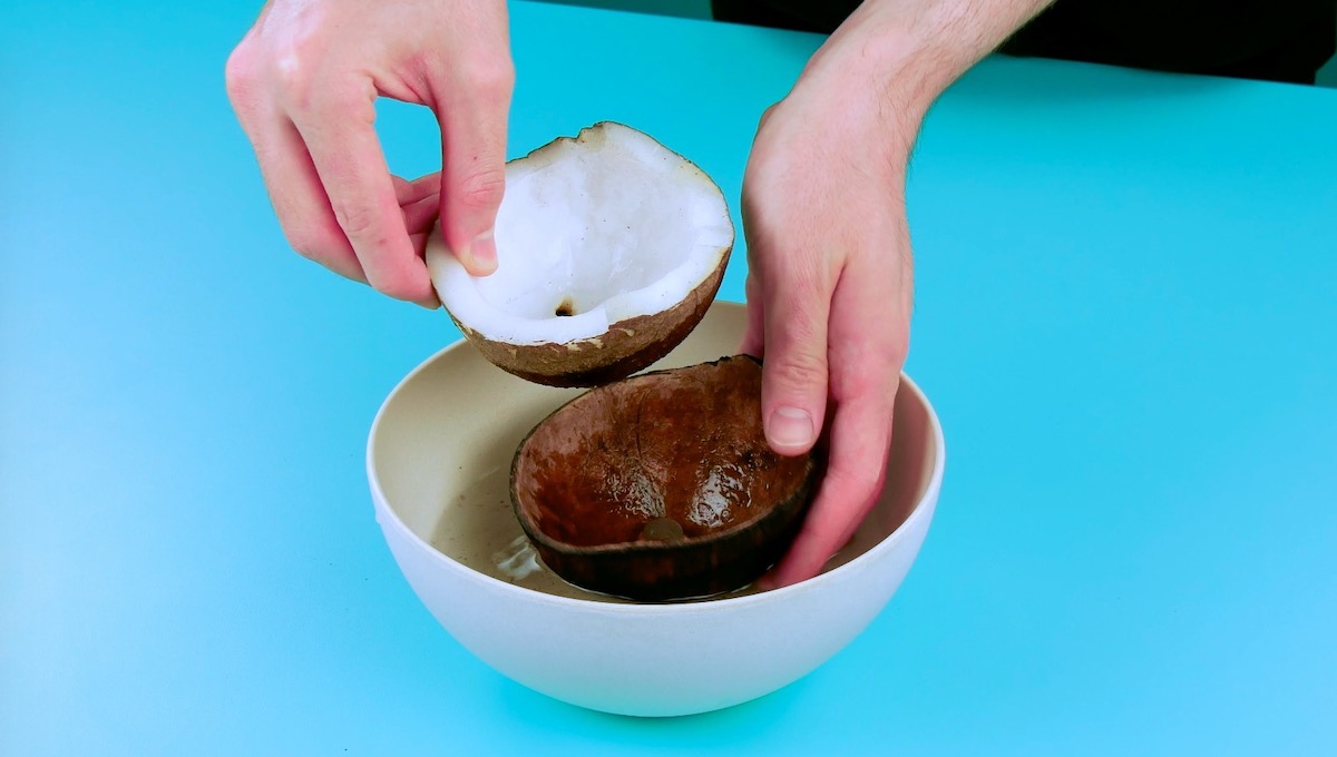 Retirer la chair d'une noix de coco