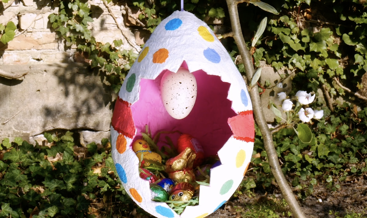 décoration de Pâques créative avec du papier toilette