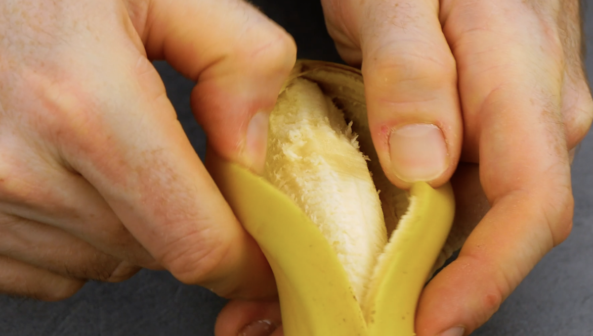 Peler une banane