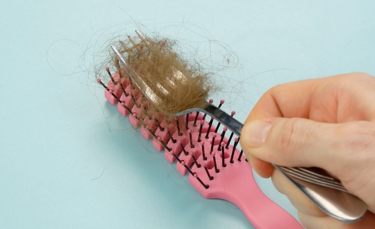 Enlever les cheveux de la brosse