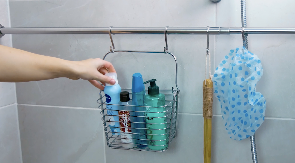 Accrocher des ustensiles de bain dans la douche