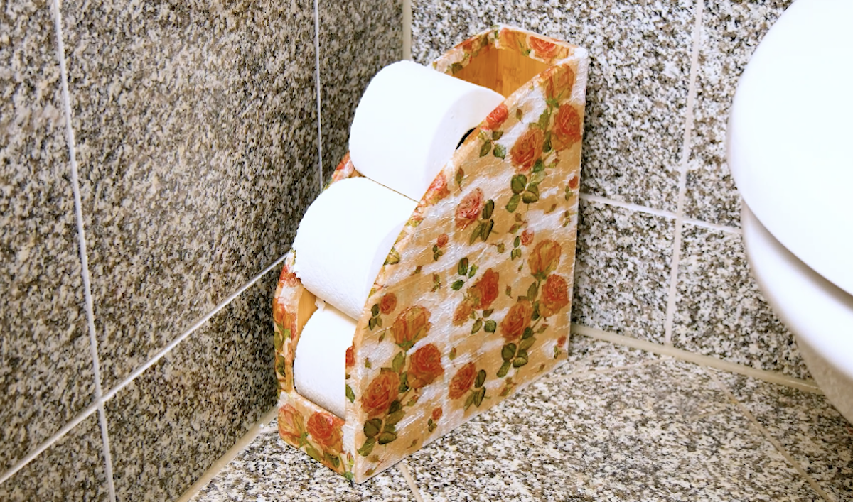 Porte-rouleau de papier toilette fait maison avec un porte-revues