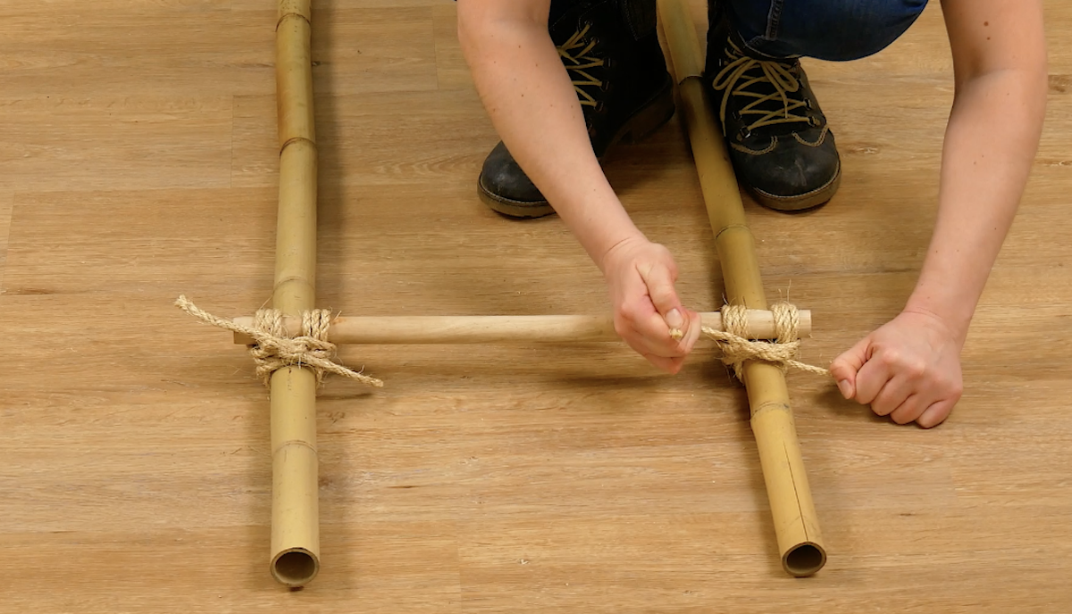 nouer les échelons aux tiges de bambou