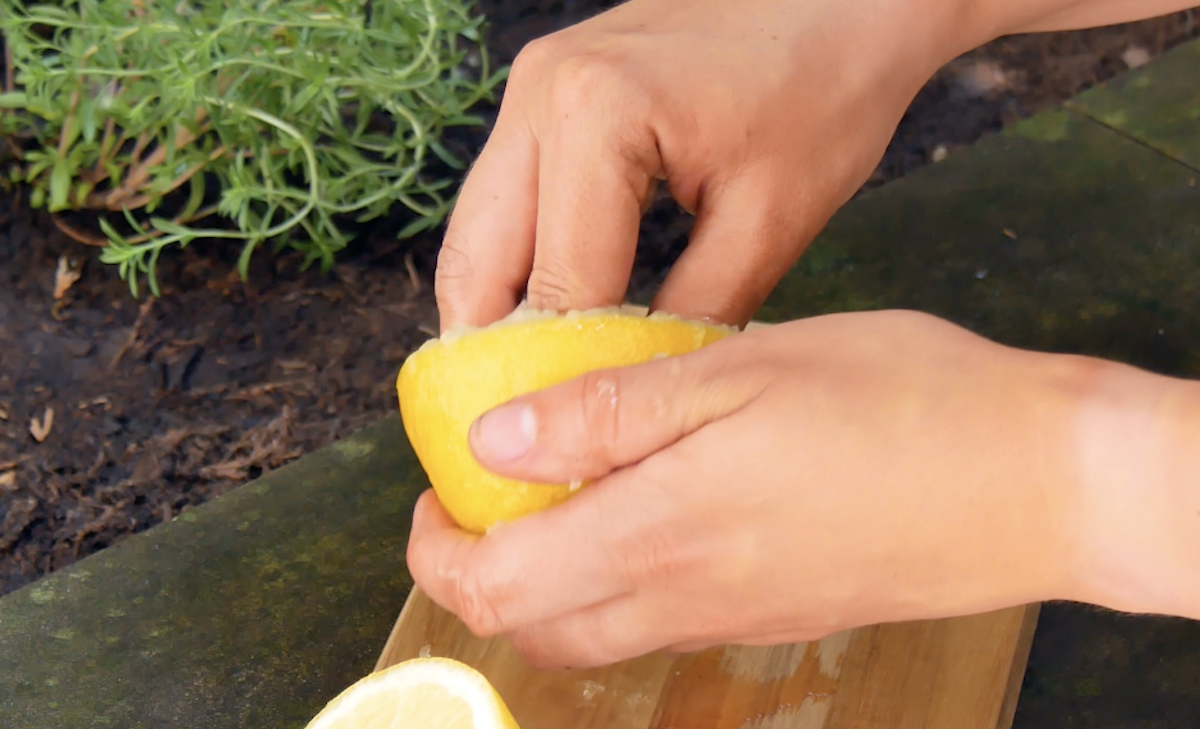 se laver les mains avec un citron 