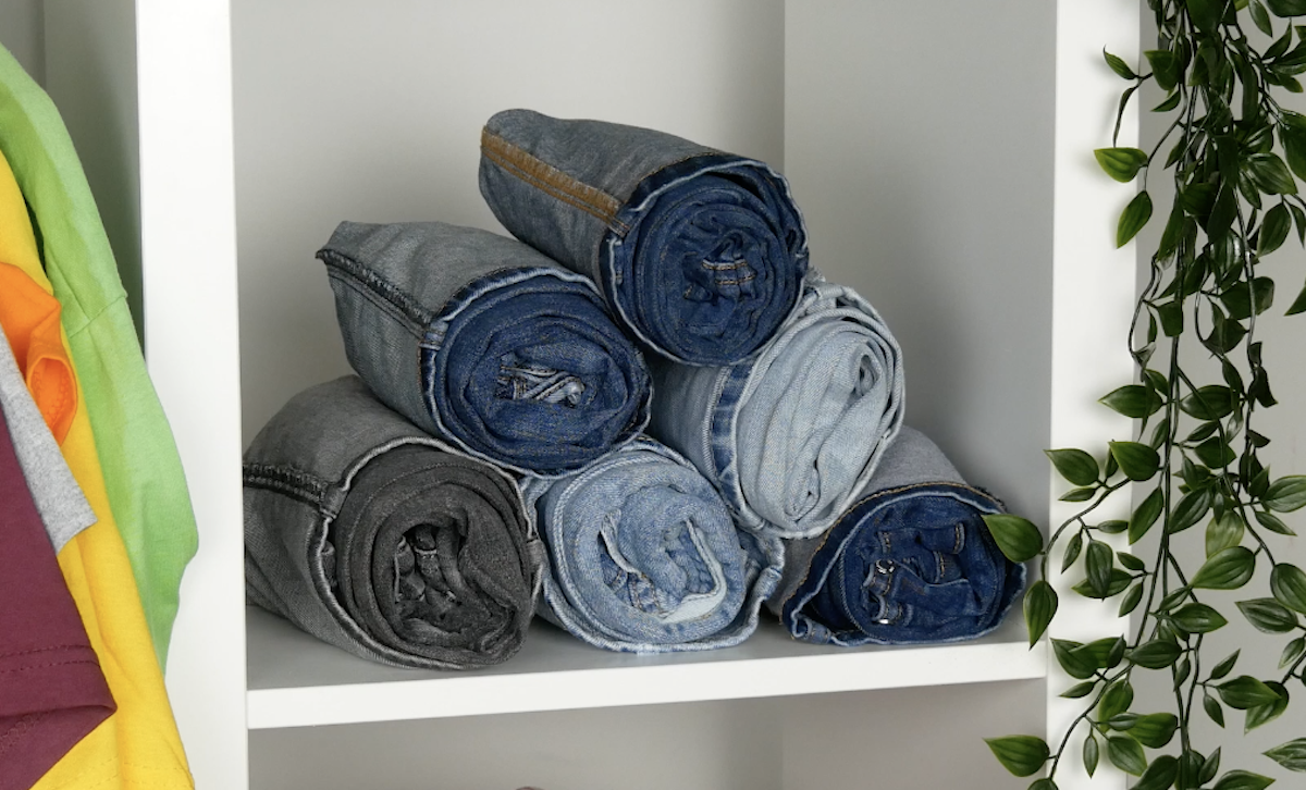 jeans bien rangés dans l'armoire