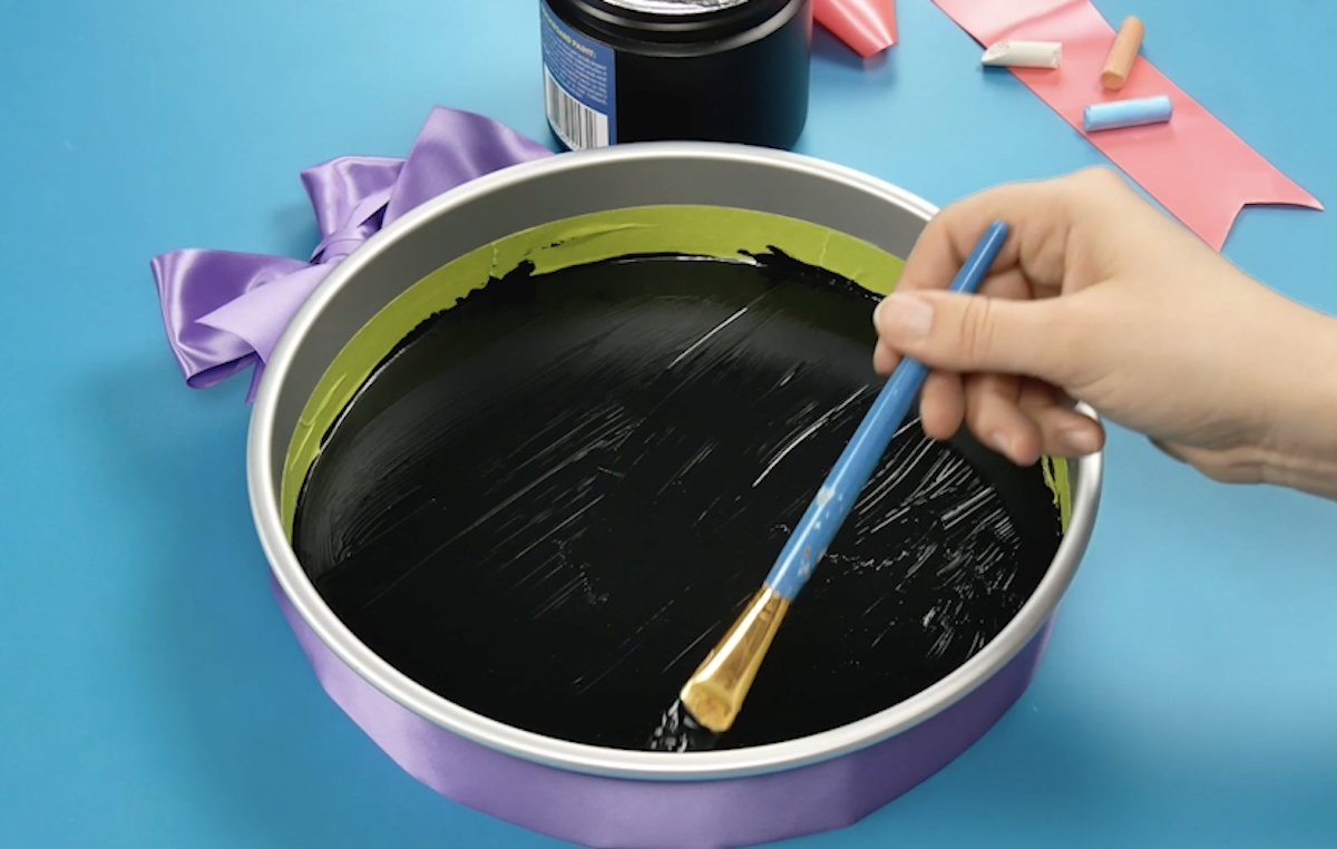 peindre le moule avec de la peinture pour tableau noir