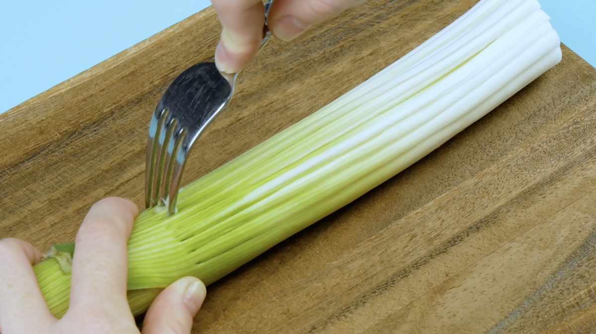 Couper les poireaux de manière égale avec une fourchette