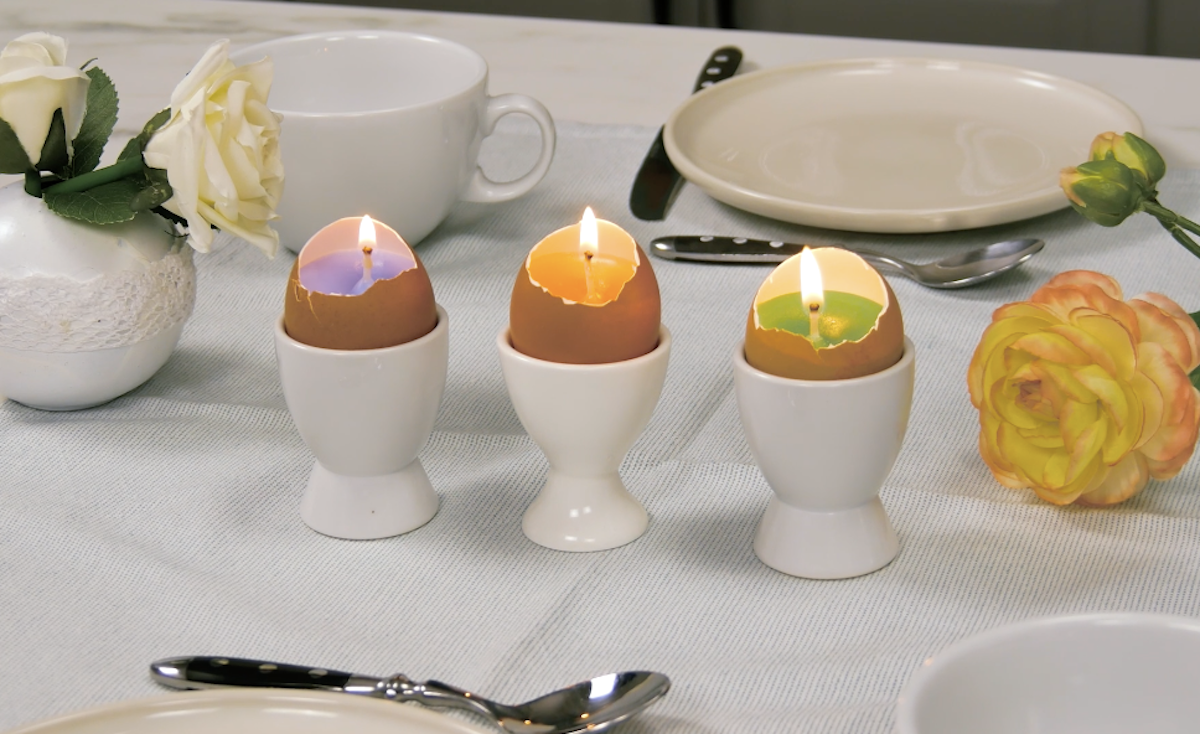 bougies dans des œufs