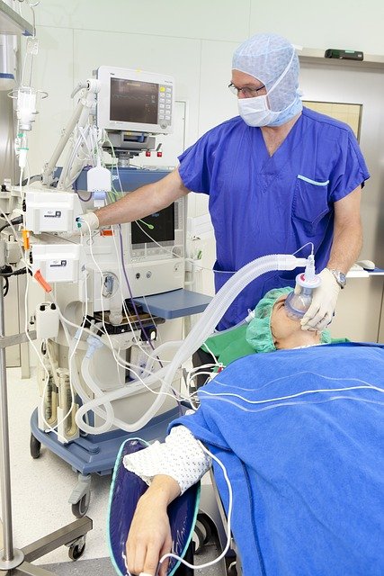 Anästhesist versetzt Patient in Vollnarkose