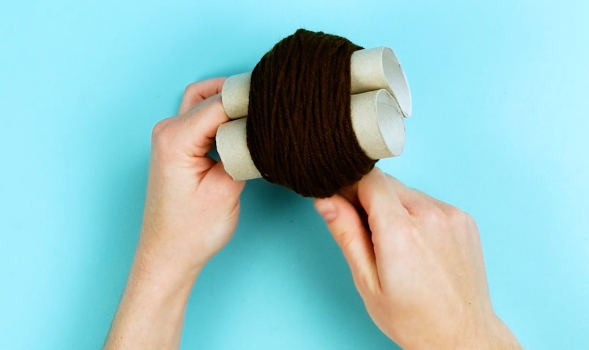 enrouler la laine autour de deux rouleaux de papier toilette