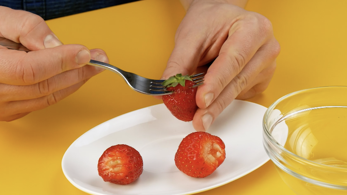 Enlever le trognon des fraises
