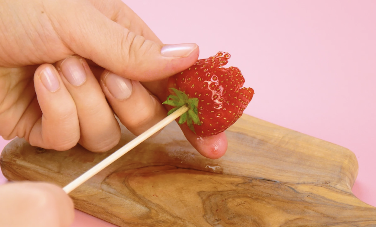 planter une brochette dans la fraise