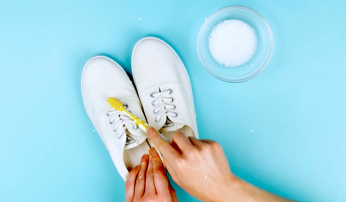 Nettoyer des baskets blanches avec du bicarbonate de soude et du liquide vaisselle