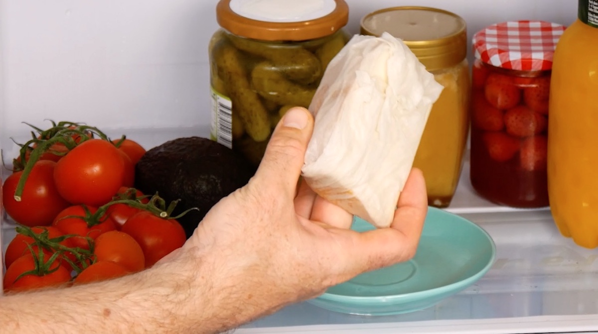 conserver un morceau de fromage dans un essuie-tout