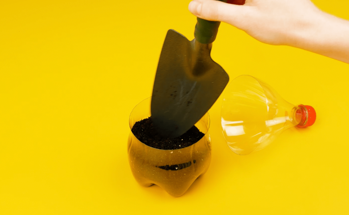 remplir la bouteille de terreau